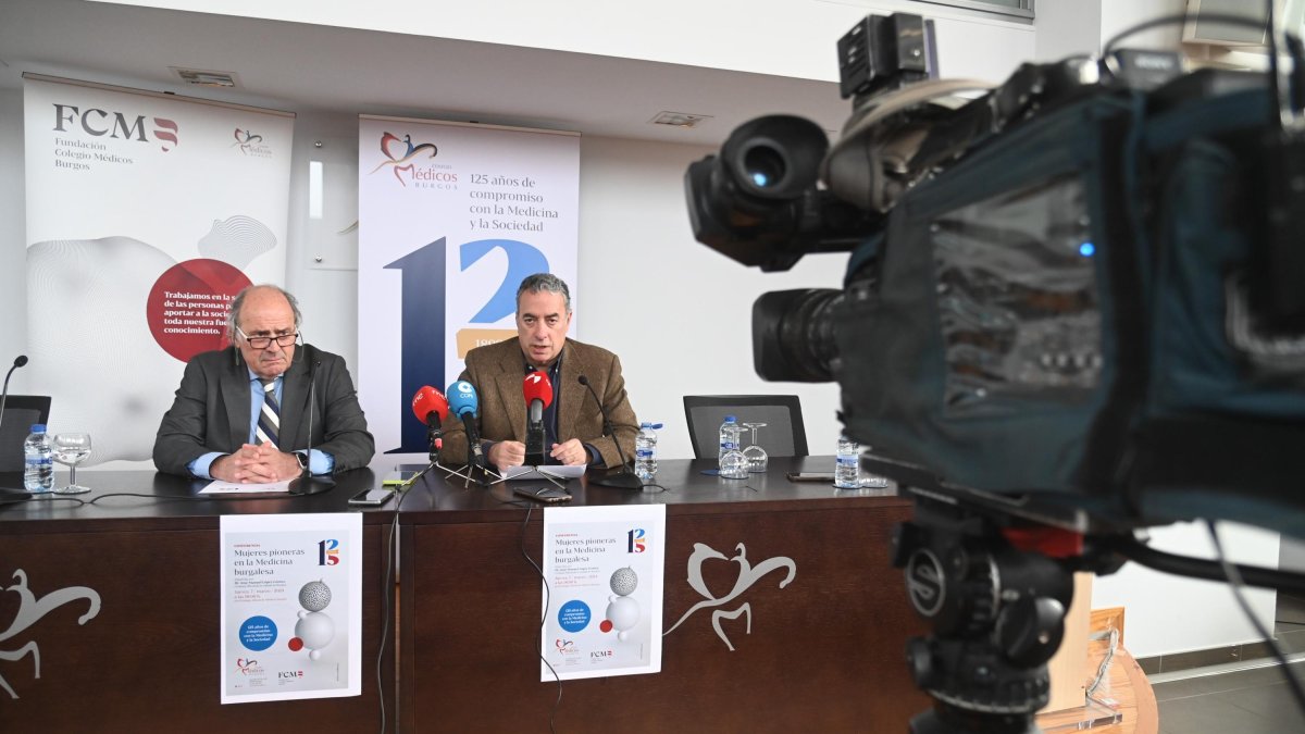 El presidente del Colegio de Médicos de Burgos, Joaquín Fernández de Valderrama, y el vicepresidente de la entidad, José Herrero, presentaron un primer avance de las actividades por su 125 aniversario.