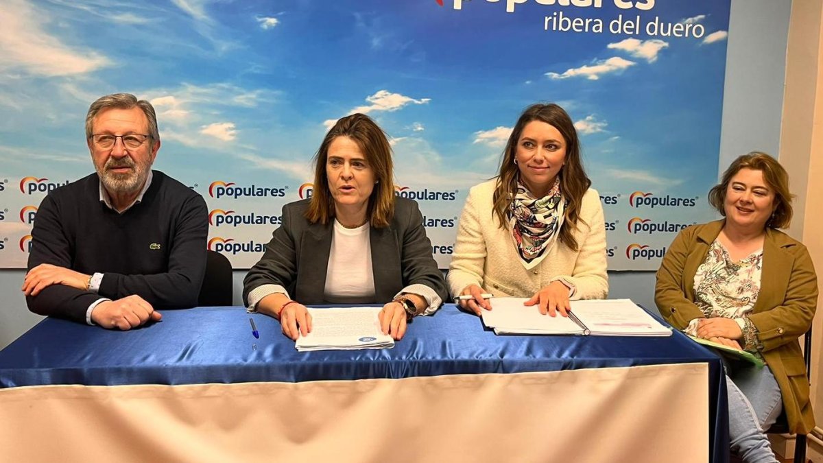 Cristina Valderas con el equipo del PP Aranda