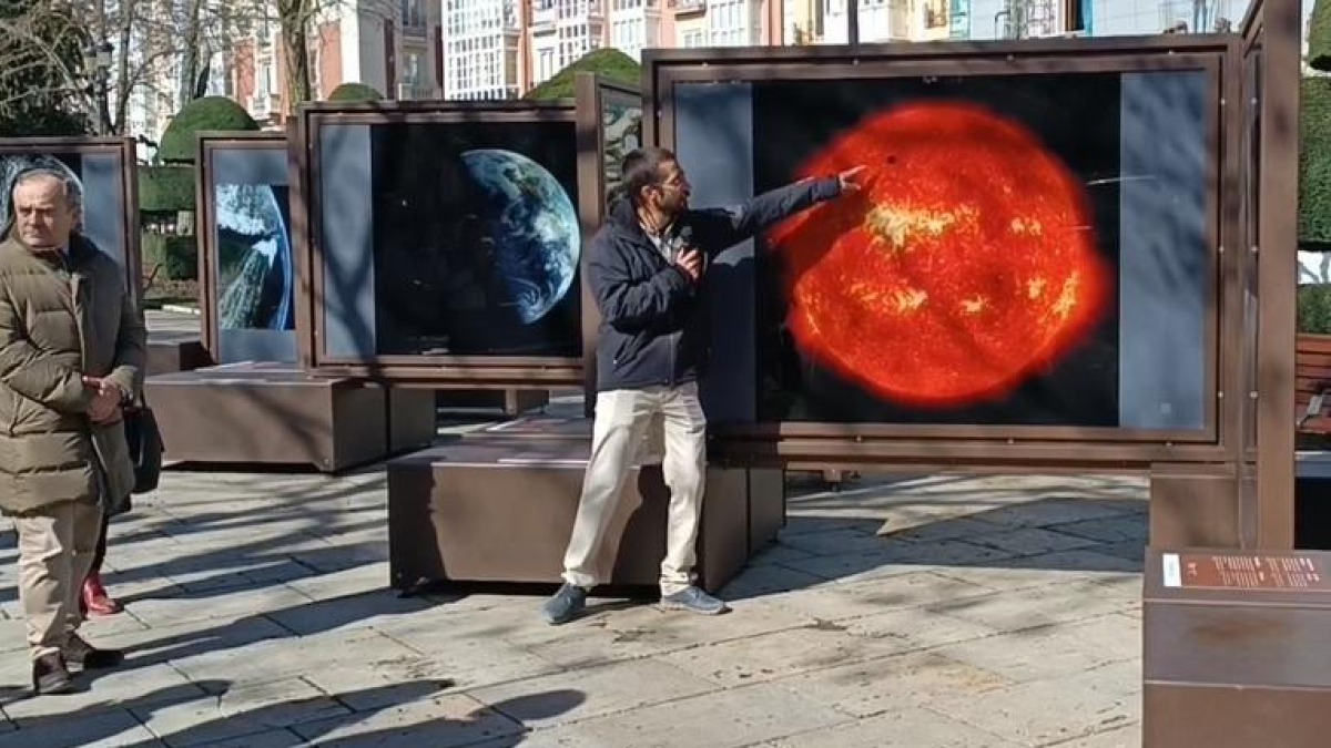 Kike Herrero, comisario de la exposición 'Otros mundos', y el vicealcalde Fernando Martínez-Acitores.