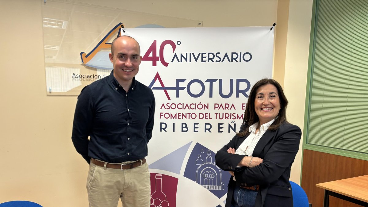 Enrique Espinel, de Civitatis, con la presidenta de Afotur, Mercedes Calvo