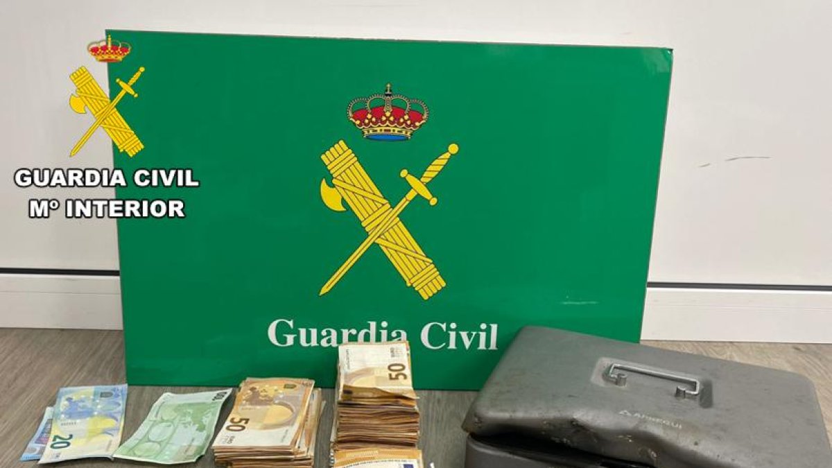 La Guardia Civil recupera una caja fuerte robada con 46.500 euros en su interior.