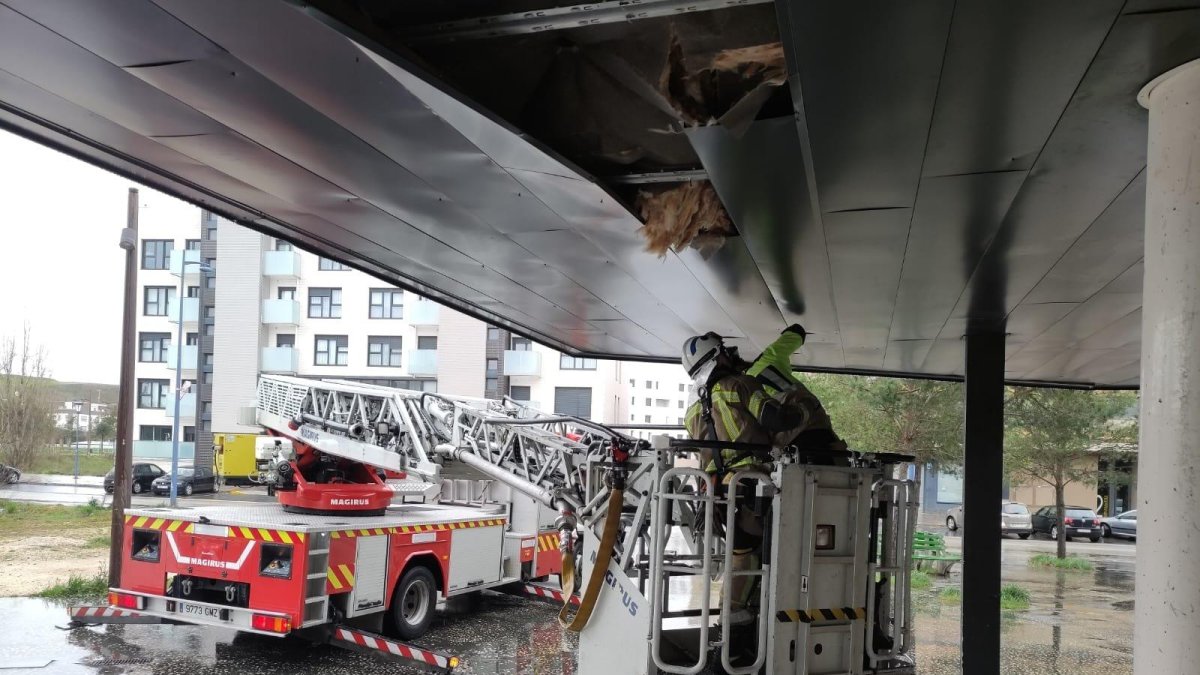 Intervención de los bomberos el Jueves Santo por la borrasca Nelson.