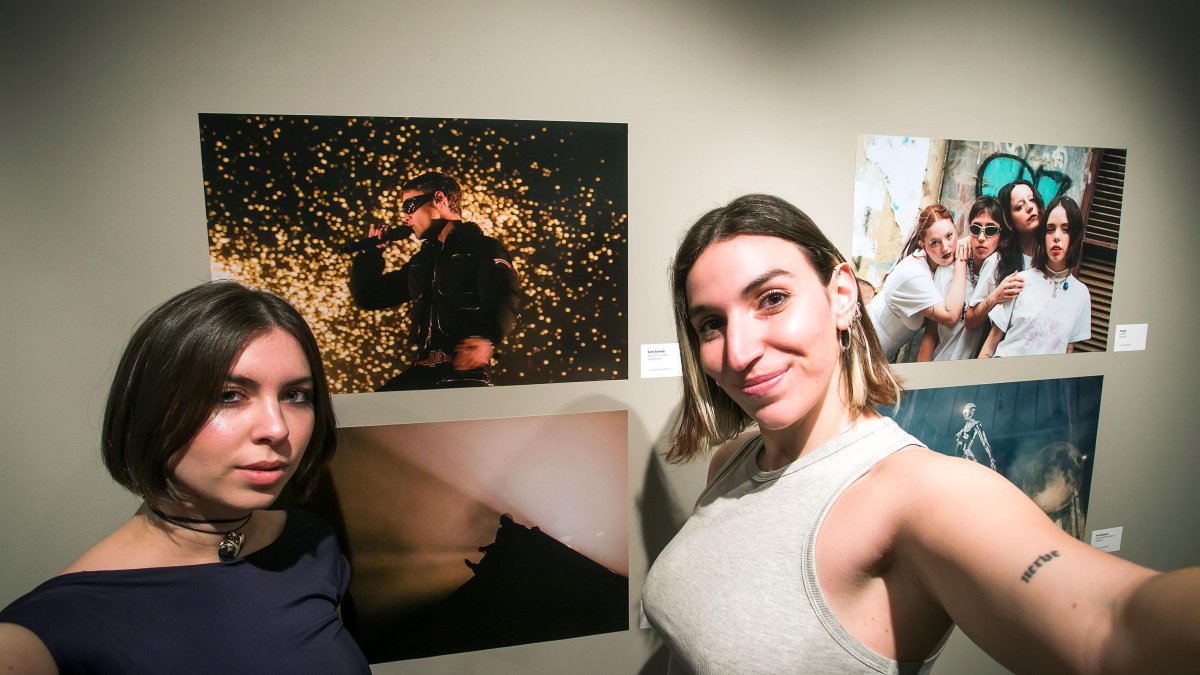 Sara Irazábal y Virginia Barbero en la sala de exposiciones Círculo Solidario.