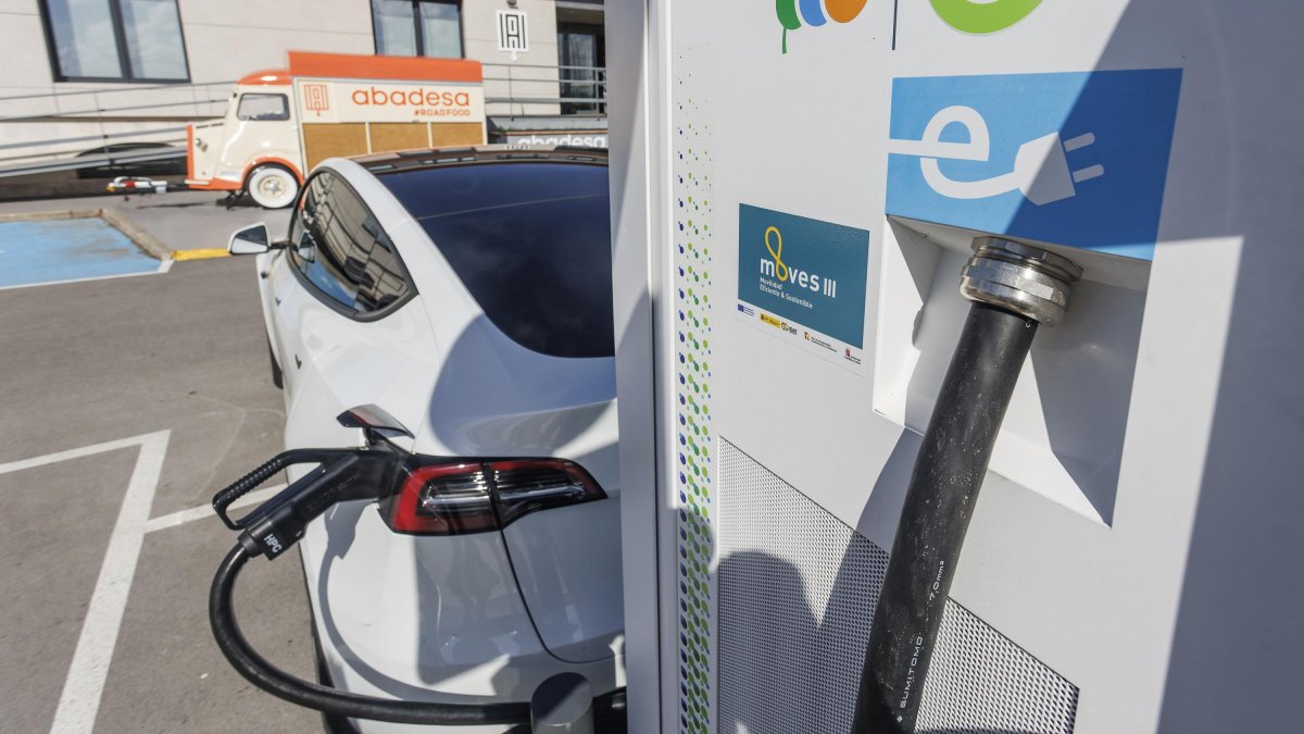 La electrolinera de Iberdrola-BP pulse y Porsche en La Abadesa ya está en servicio.