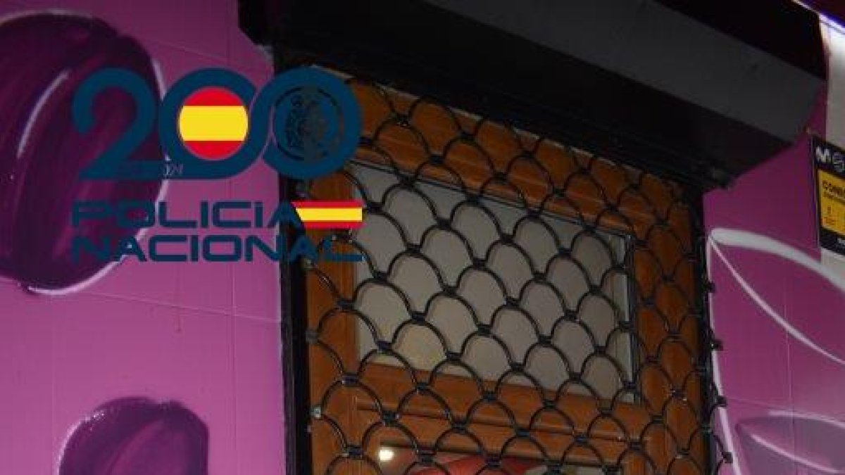 Verja forzada de un bar de Miranda tras un intento de robo.