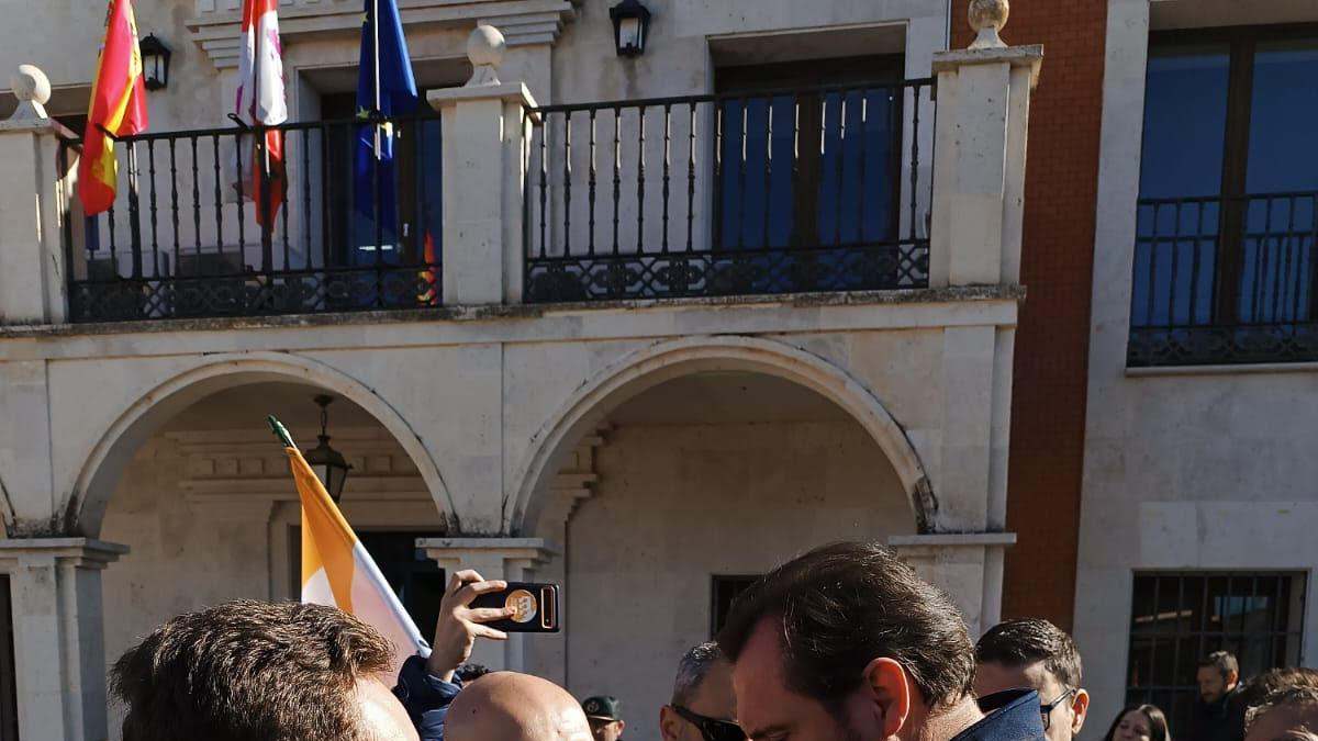 El alcalde Antonio Linaje se encontró con el ministro Óscar Puente en la celebración del Día de Castilla y León