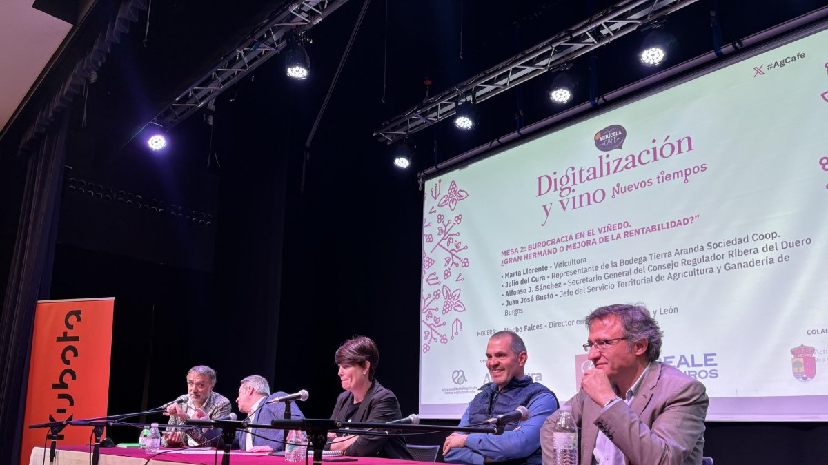 Imagen de la mesa de debate sobre burocracia en el campo