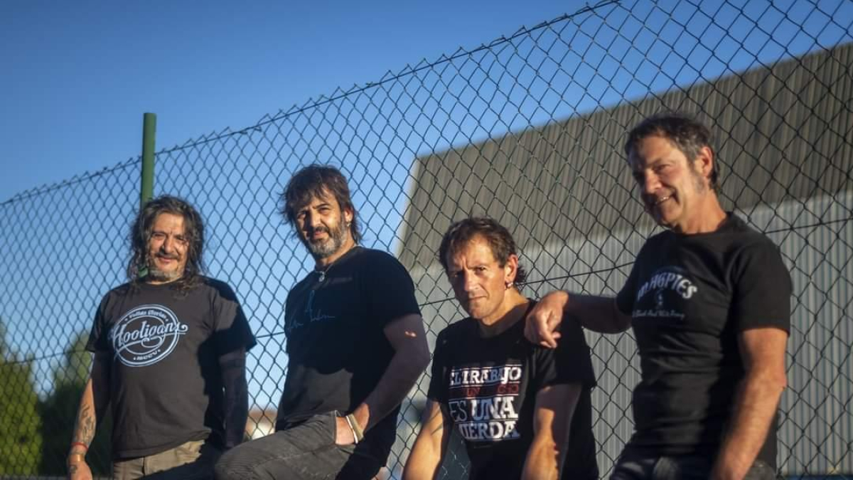 Evaristo Páramos (izquierda) puso en marcha Tropa do Carallo en 2021. La banda ya ha sacado dos discos.