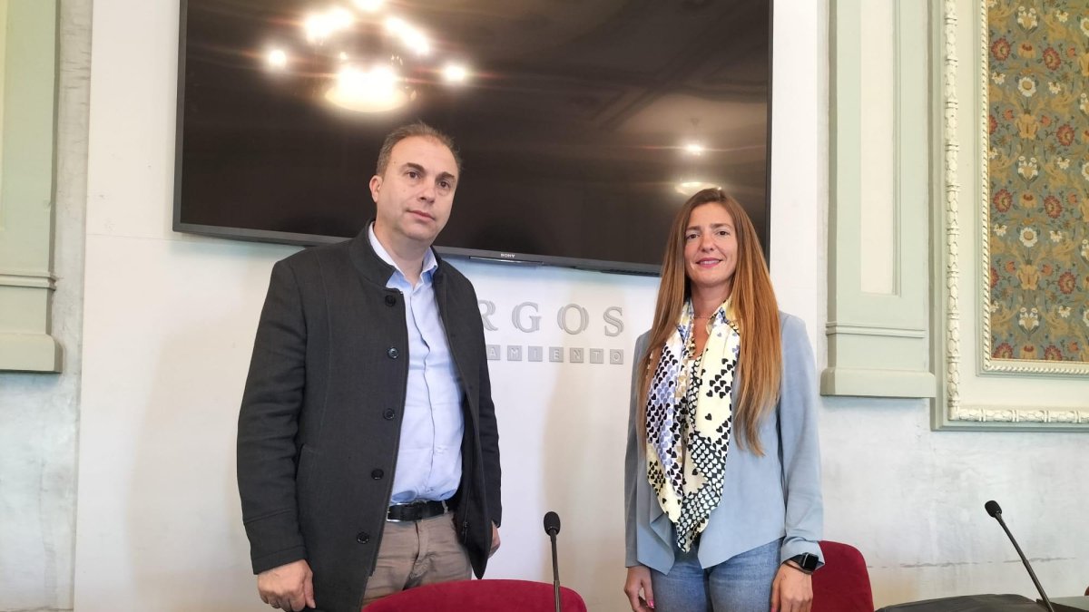 Pablo Abad, director de la Escuela Municipal de Música Antonio de Cabezón, y Marta Alegría, presidenta de la Gerencia Municipal de Cultura.