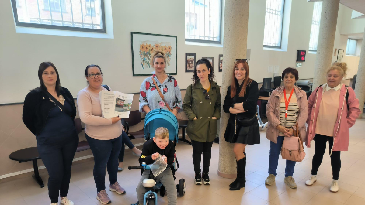 Madres de la AMPA del colegio La Charca de Miranda con las firmas recogidas a favor del nuevo centro de Educación Especial.