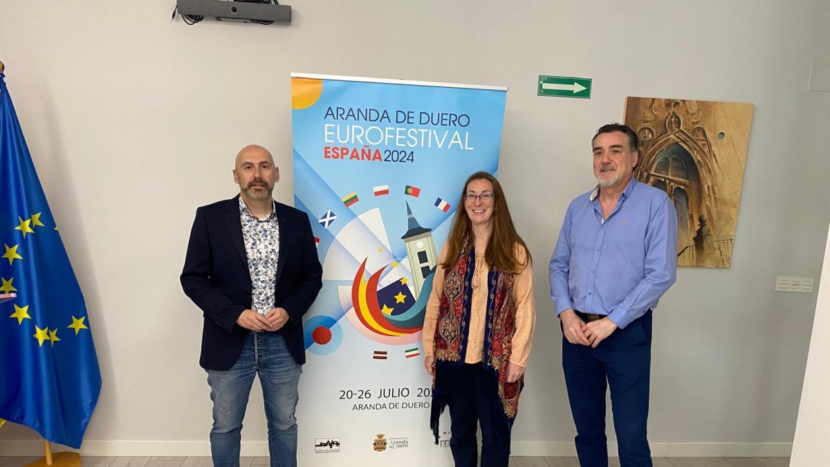 Noa Simón, de Eurofestival 2024, con los concejales Juan Manuel Martín y José Antonio Fuertes