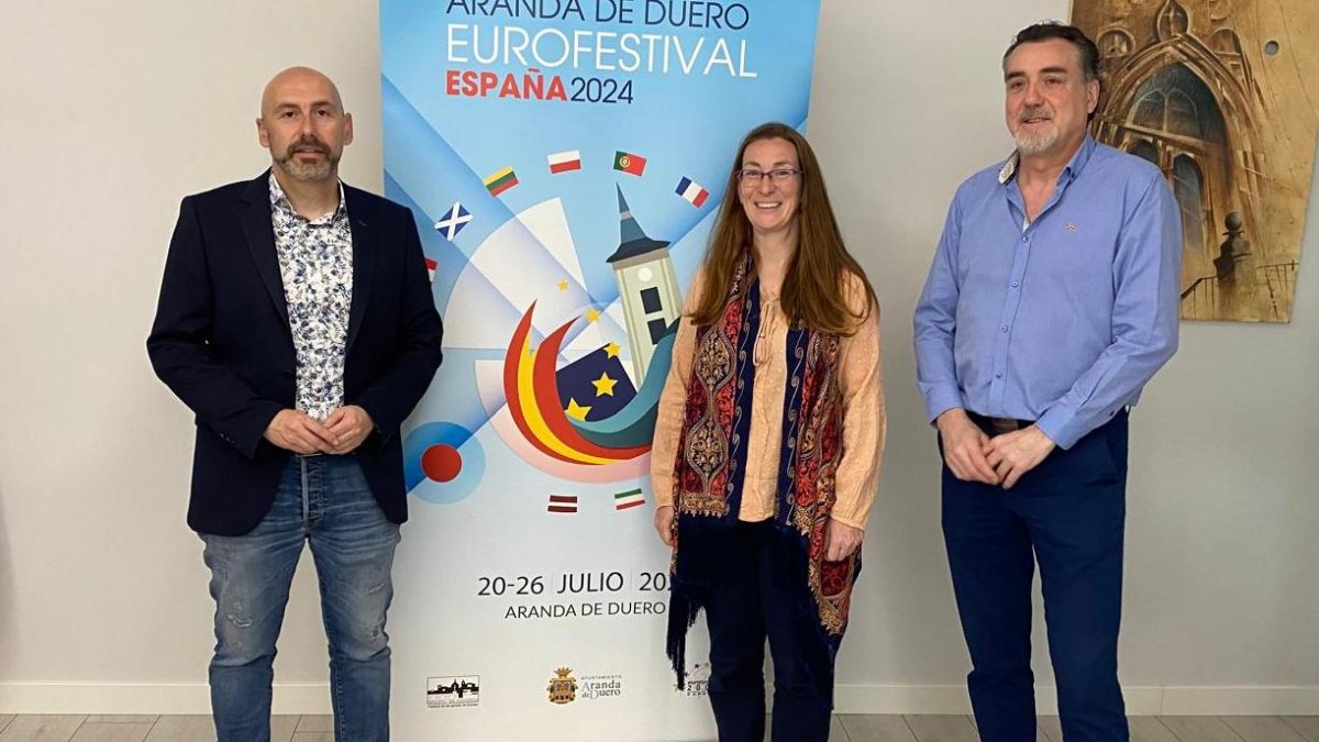 Noa Simón, de Eurofestival 2024, con los concejales Juan Manuel Martín y José Antonio Fuertes