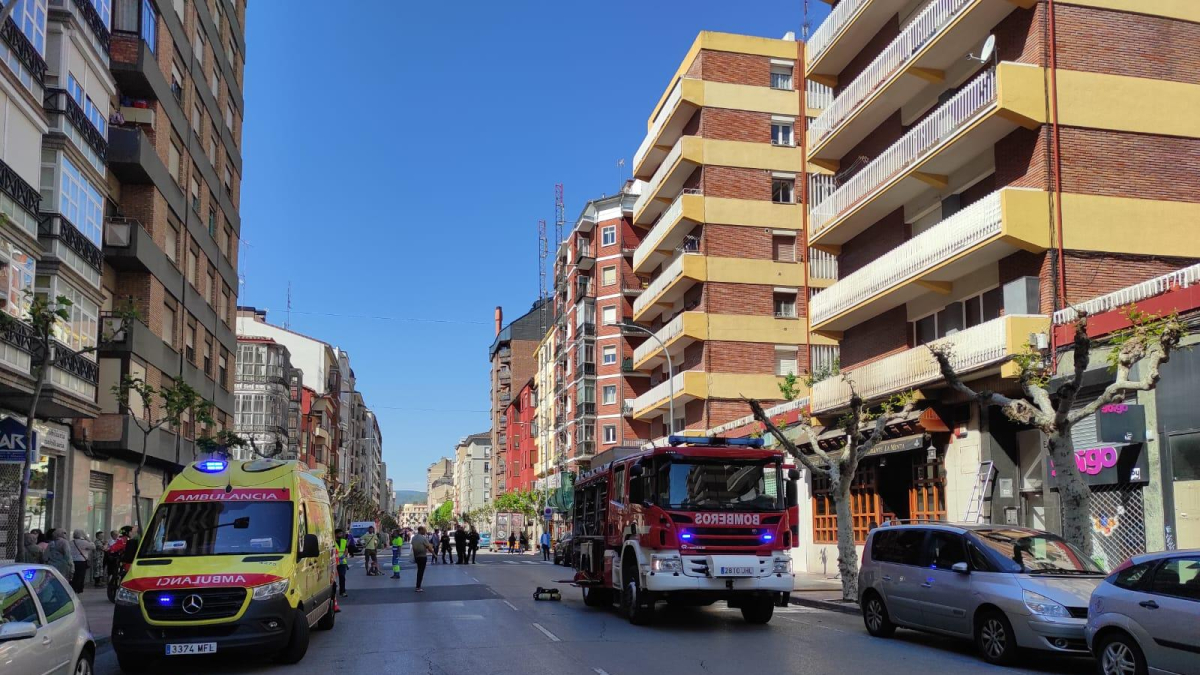 Bomberos y sanitarios tras el incendio en el restaurante La Menta de Miranda de Ebro.