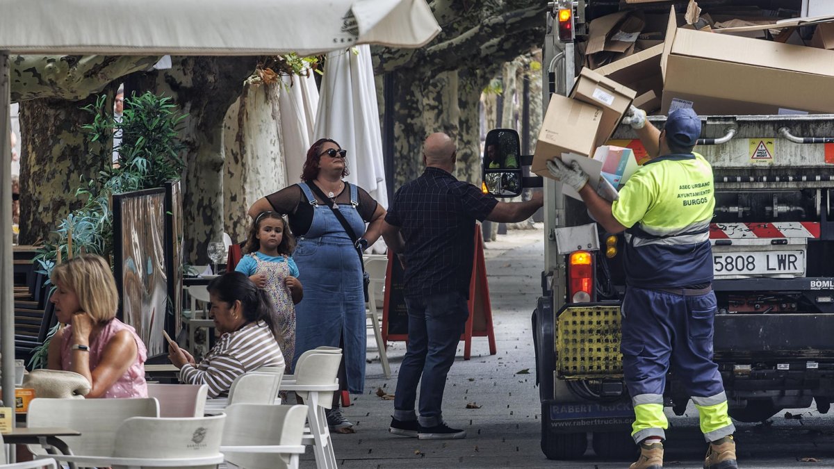 Un vehículo de Urbaser recoge cartones de la vía pública en el paseo de El Espolón.