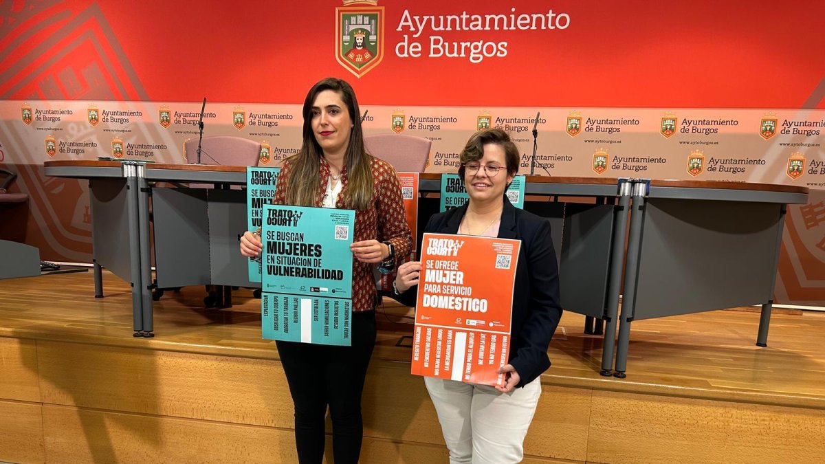 Andrea Ballesteros y Consuelo Rojo presentan los carteles de la campaña contra la explotación sexual que lleva por lema 'Truco o trato'.