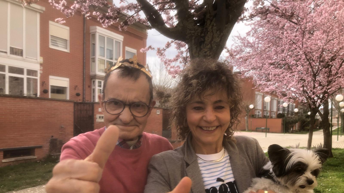 Blanca junto a su padre, David, enfermo de alzhéimer desde hace diez años.