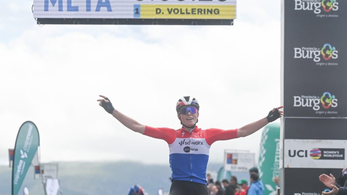 La corredora neerlandesa entra victoriosa en la meta.