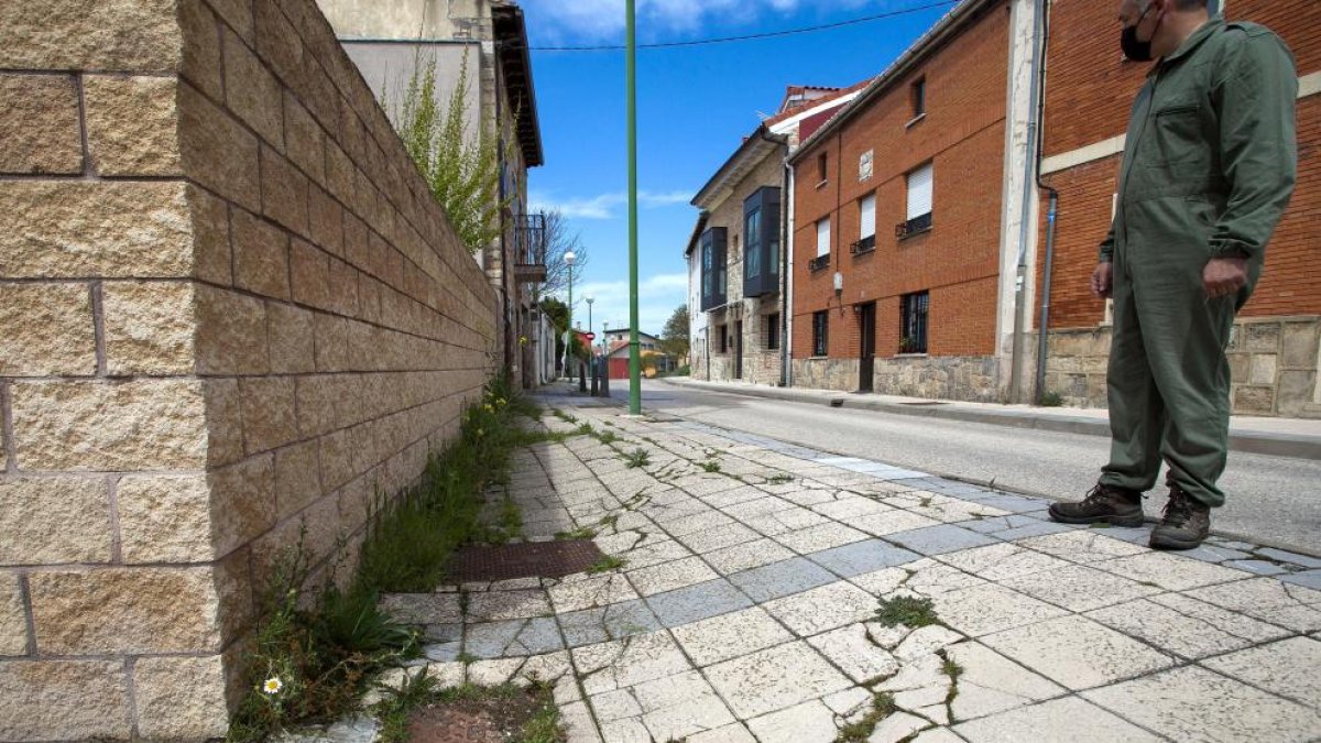 Grietas y hundimientos en una acera de Villatoro que podría deberse al paso de aguas subterráneas.