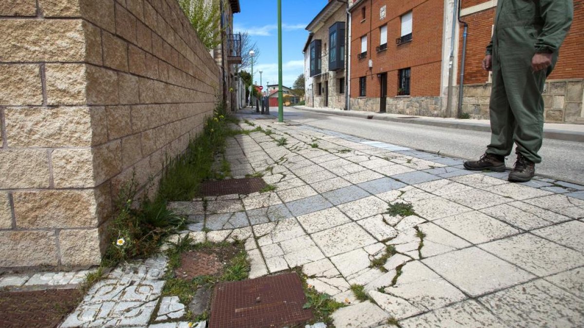 Grietas y hundimientos en una acera de Villatoro que podría deberse al paso de aguas subterráneas.