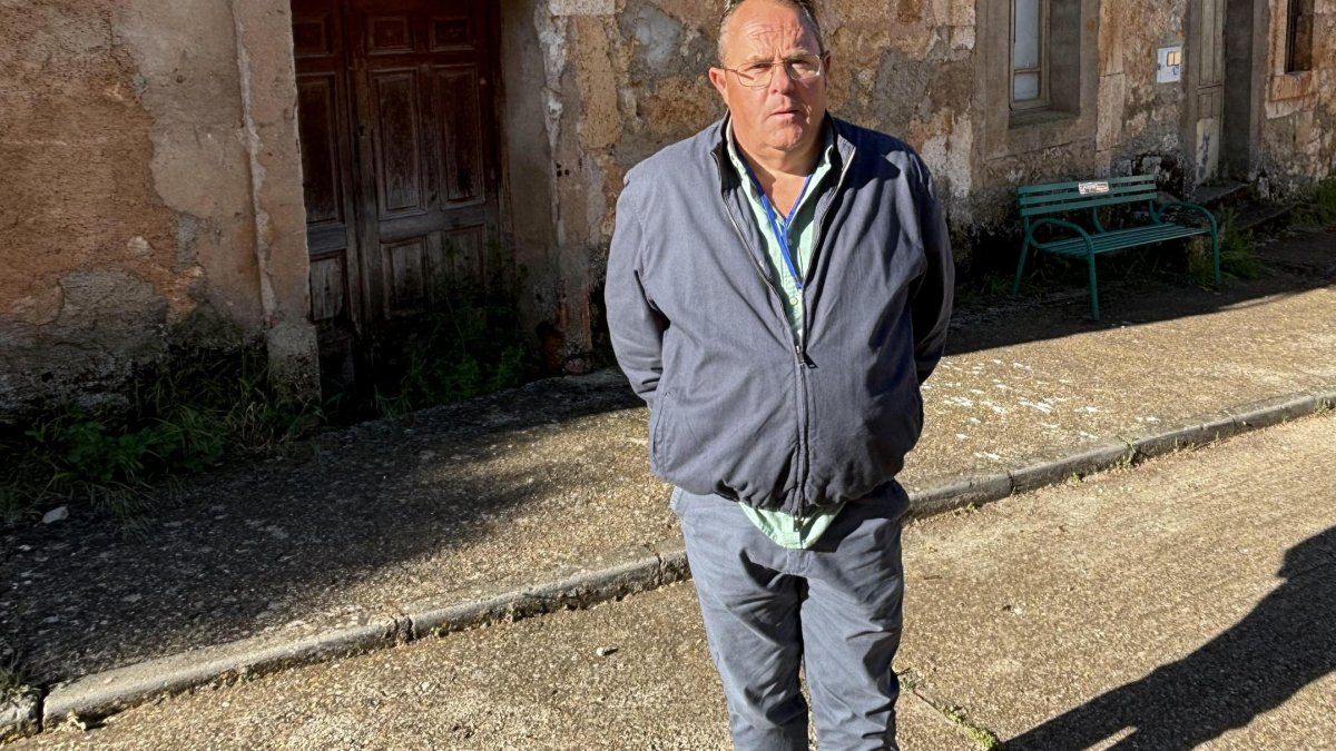 El alcalde, José Luis Pérez Pecharromán, posa en la puerta del futuro bar municipal de Fuentenebro