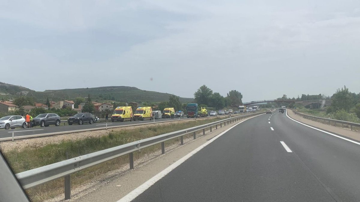 en la imagen se aprecia el helicóptero posado sobre la autovía y las tres ambulancias movilizadas.