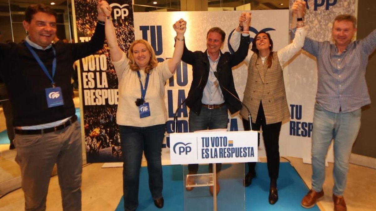 Suárez celebra con otros dirigentes del PP que han ganado las europeas en Burgos