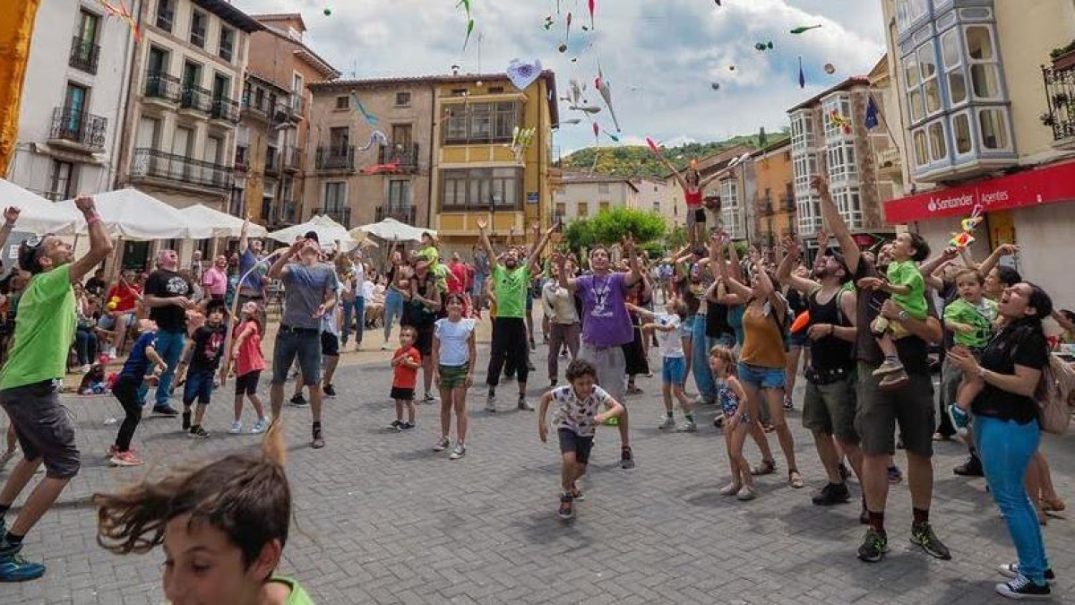 Público y artistas disfrutando en el Encuentro de Malabares de Pradoluengo.