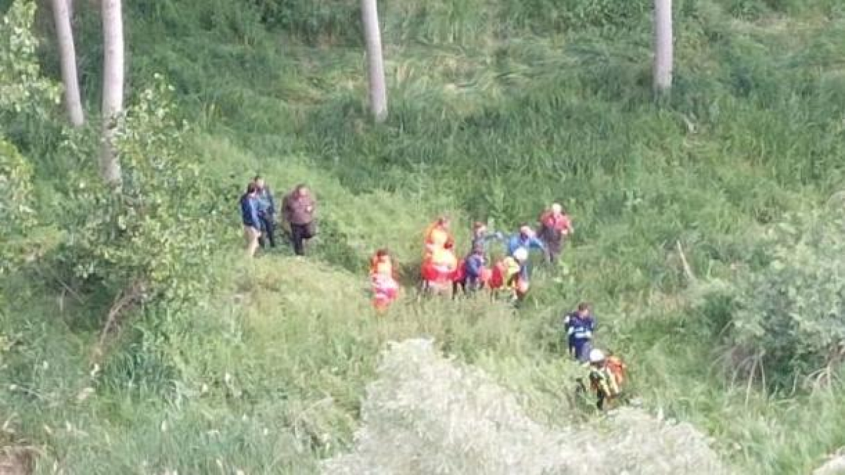 Rescate de un joven tras caerse de un árbol en San Llorente de la Vega.