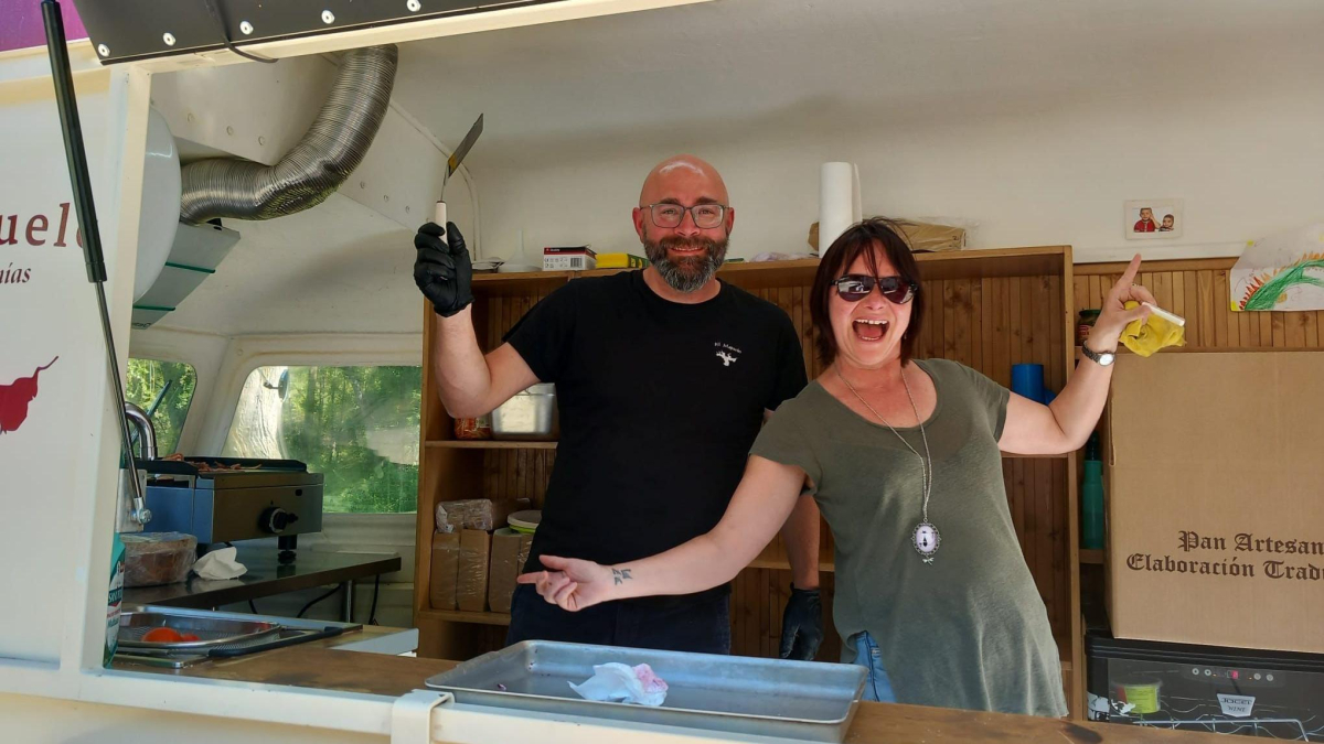 Daniel posa en su Wine Truck con su mujer, Cheryl