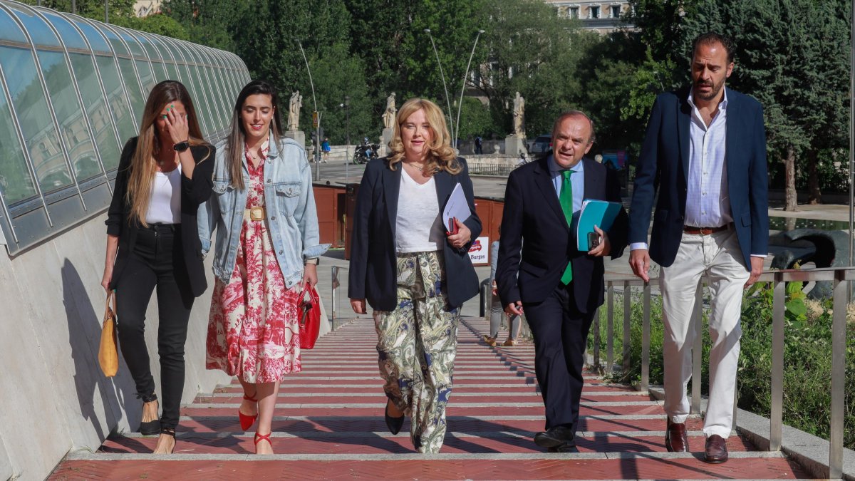 Cristina Ayala (PP) y Fernando Martínez-Acitores (Vox), alcaldesa y vicealcalde de Burgos, respectivamente, suben las escaleras del Fórum Evolución acompañados por parte del equipo de Gobierno.