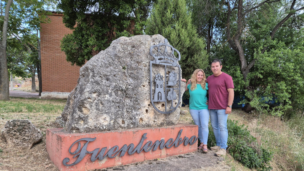 Nacho Rincón posa junto su mujer, Estefanía, en Fuentenebro