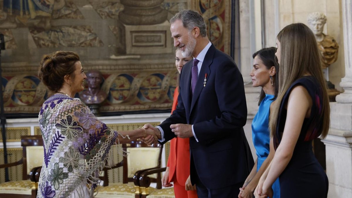María Esther Cubo recibe la felicitación de Felipe VI durante la entrega de condecoraciones. CASA REAL