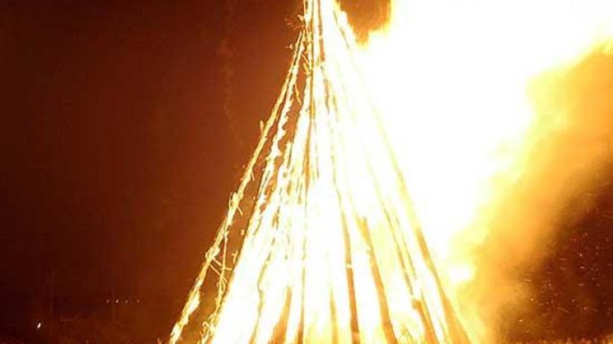 La hoguera de San Juan en la Barriada San Juan Bautista lleva celebrándose mas de 80 años.