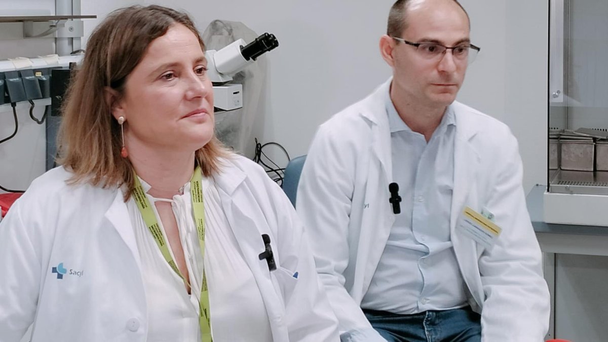 La veterinaria María Rodríguez y el coordinador de la Unidad de Investigación del HUBU, JOrge Labrador.