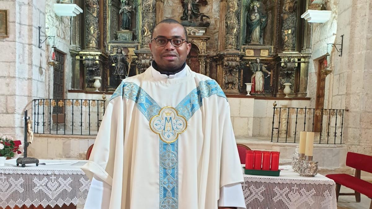 El padre Michael viaja a su país una vez al año donde le esperan sus dos hermanos, Agustino y Rafael