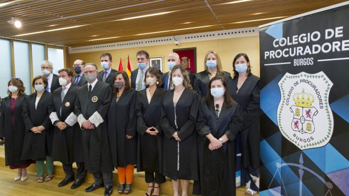 La nueva decana del Colegio de Procuradores, Pilar Olalla (primera por la izquierda), cuando se constituyó la anterior Junta de Gobierno.
