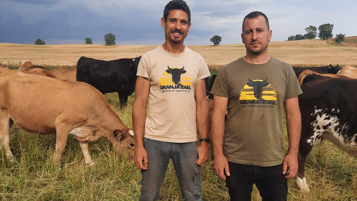 Andrés Gómez Cuadrado posa con su socio, Mario Hernando en Zael (Burgos)
