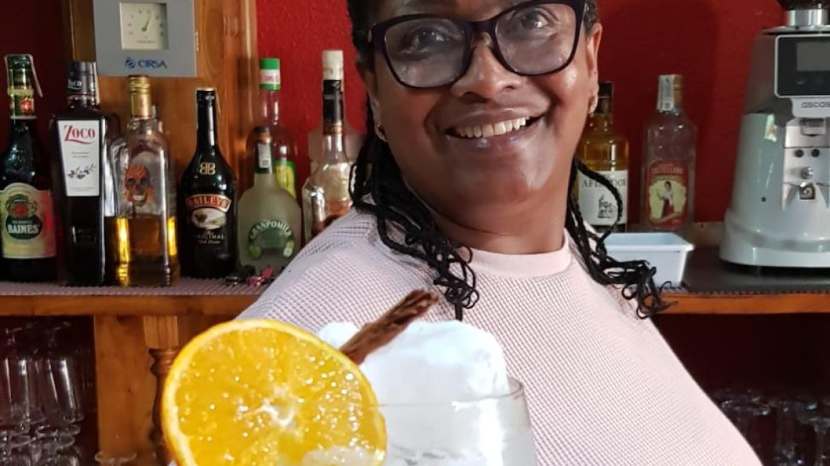 Carmen posa en el interior del bar de Fuentenebro