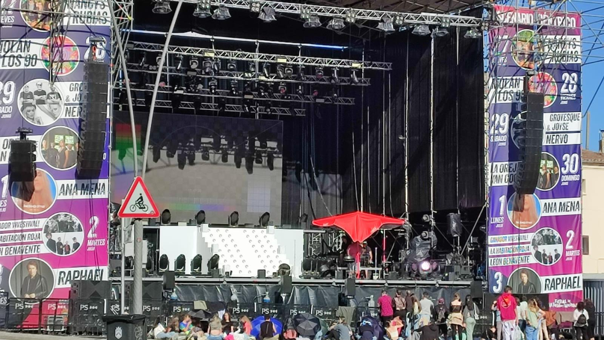 Imagen de fans apostados frente al escenario.