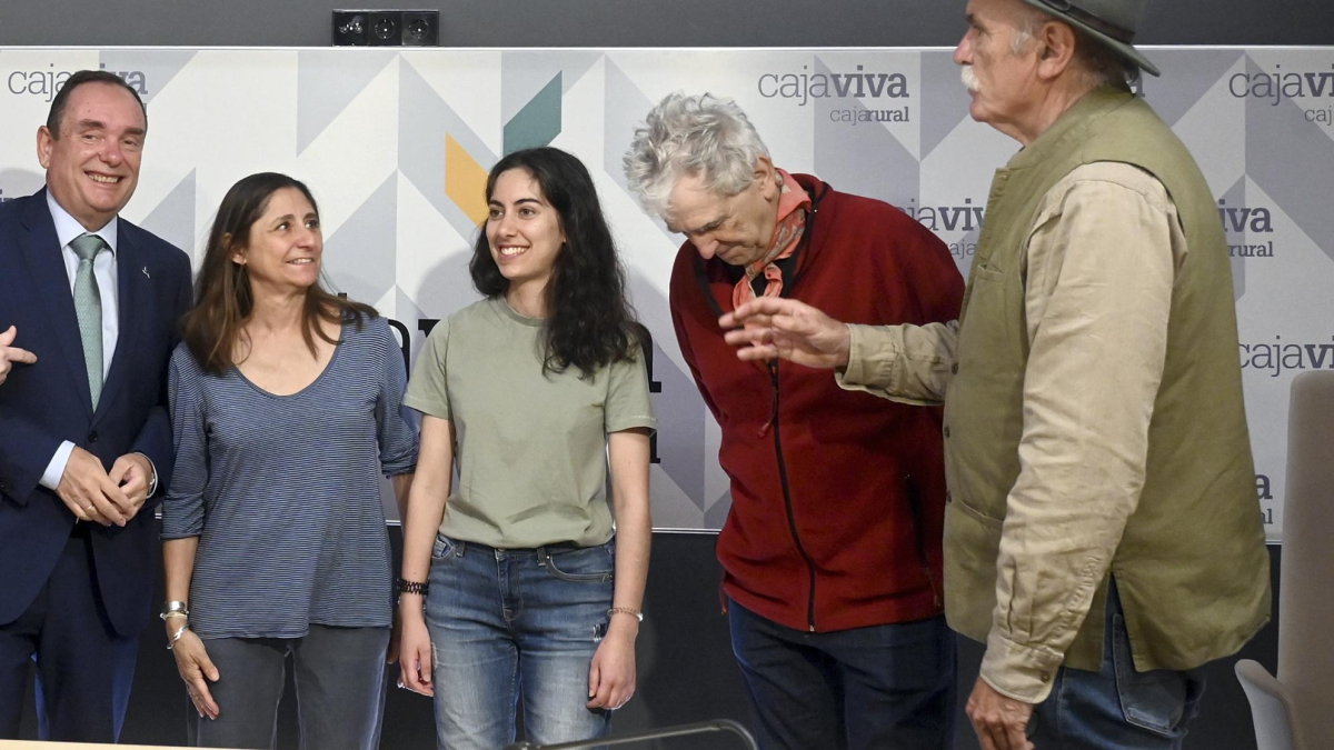 La investigadora Raquel Blázquez flanqueada por los codirectores Juan Luis Arsuaga y Eudald Carbonell y su directora de tesis, Nuria García, y Ramón Sobremonte.