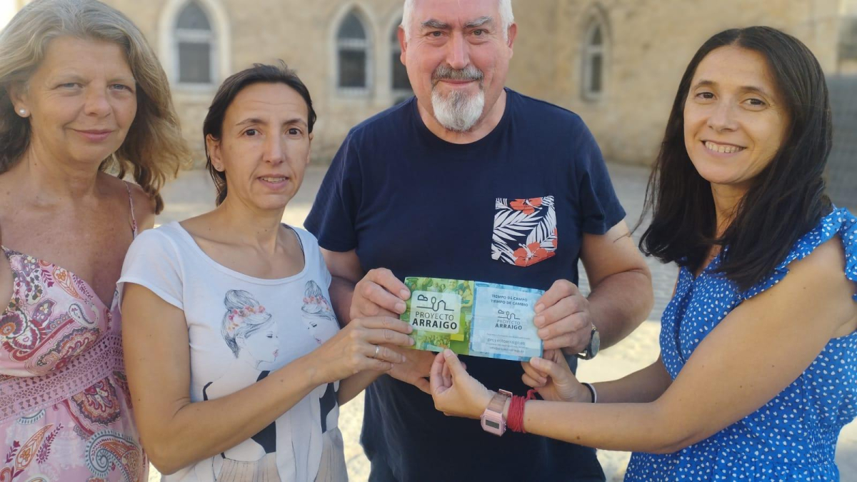 La alcaldesa de Caleruega y el ex alcalde, Lidia Arribas y José Ignacio Delgado, con las técnicos, Cristina Gómez y Cristina Martínez