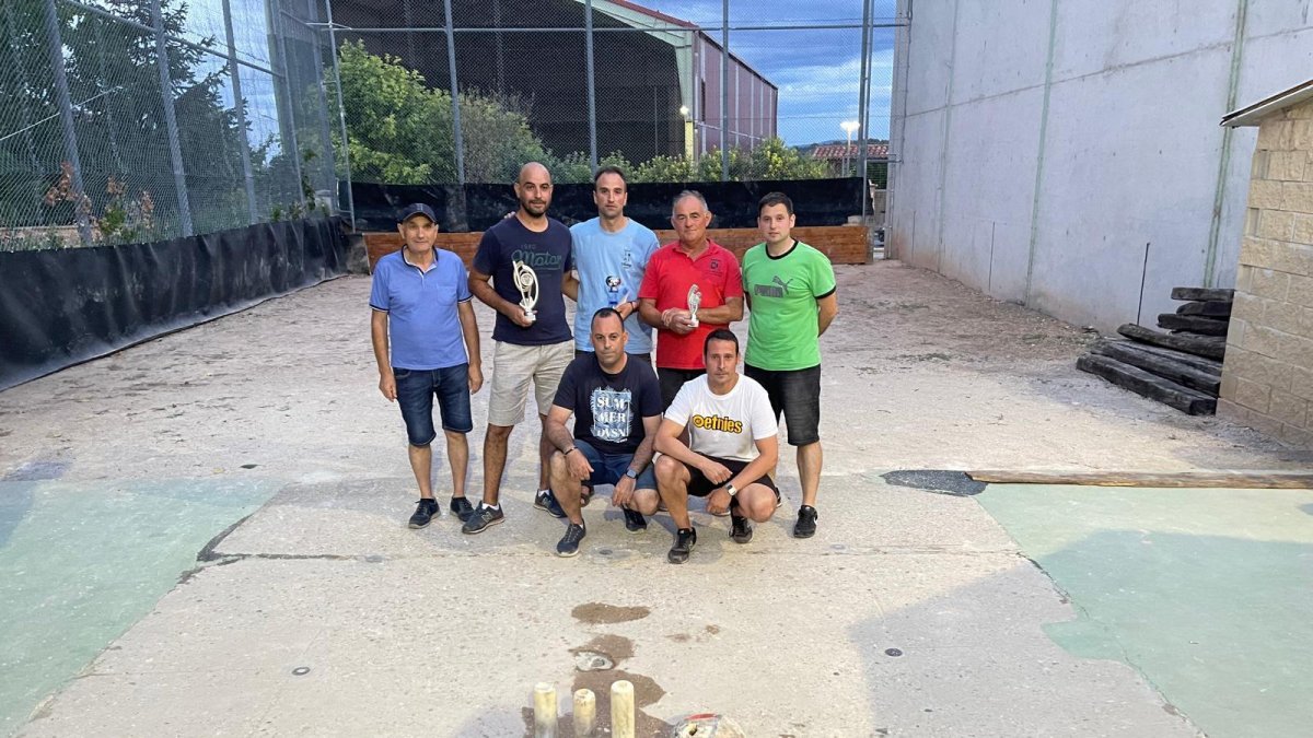 Los finalistas con Narciso (edil de Hontoria), Diego, David, Félix, Miguel, Roberto y Álvaro.