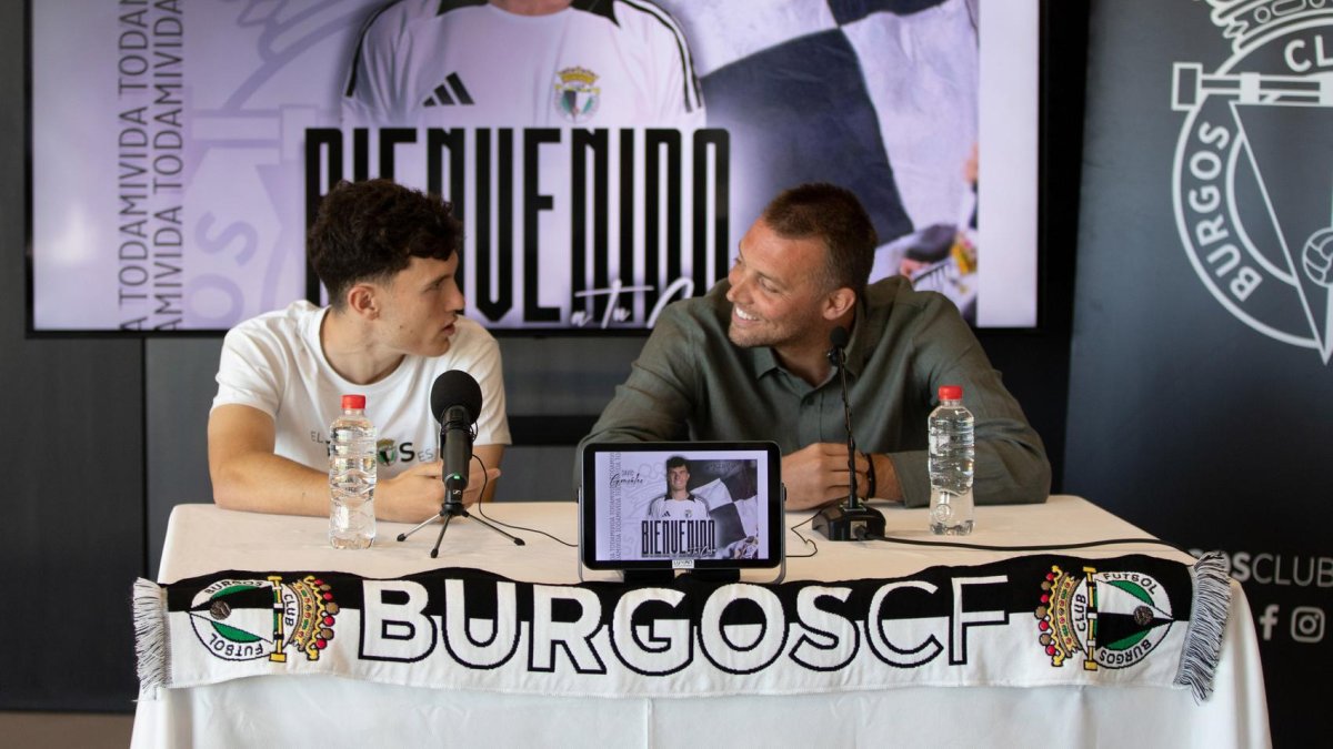 David González y Michu charlan durante la presentación del canterano en El Plantío.