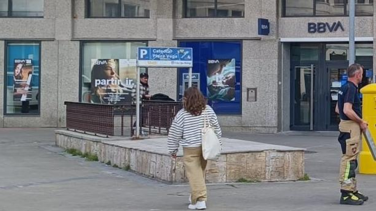 Sucursal del BBVA en la plaza Vega.