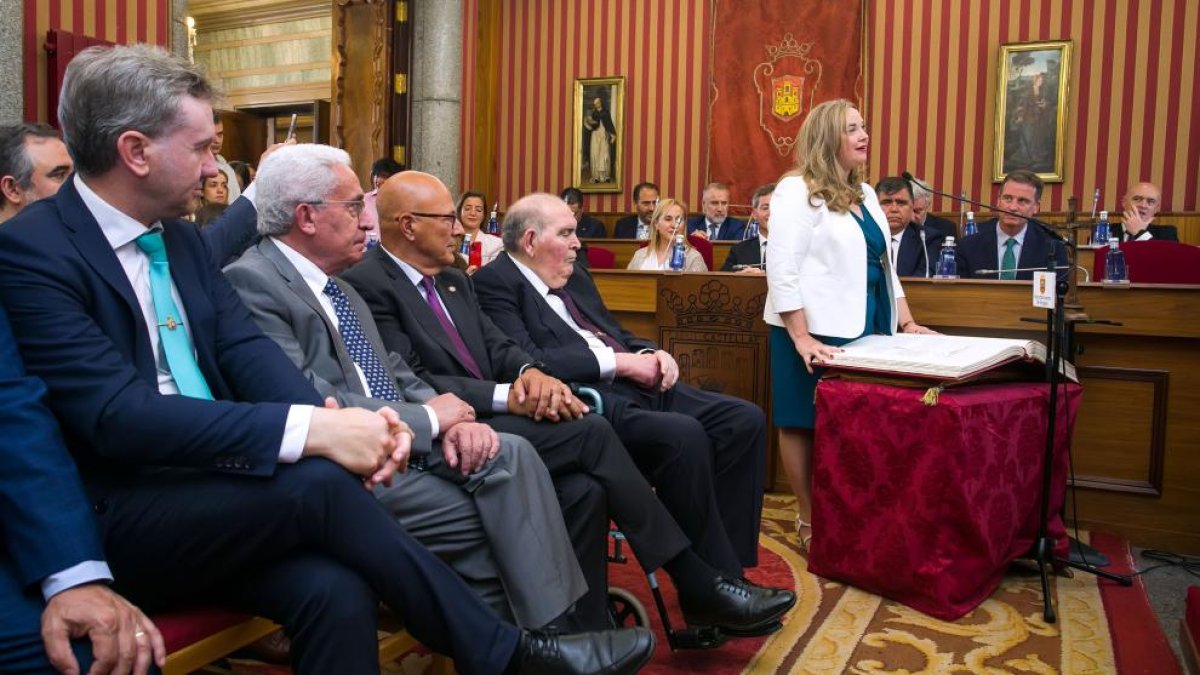 Peña junto a los también exalcaldes Olivares, Aparicio y Lacalle, durante la toma de posesión de la actual Corporación Municipal.