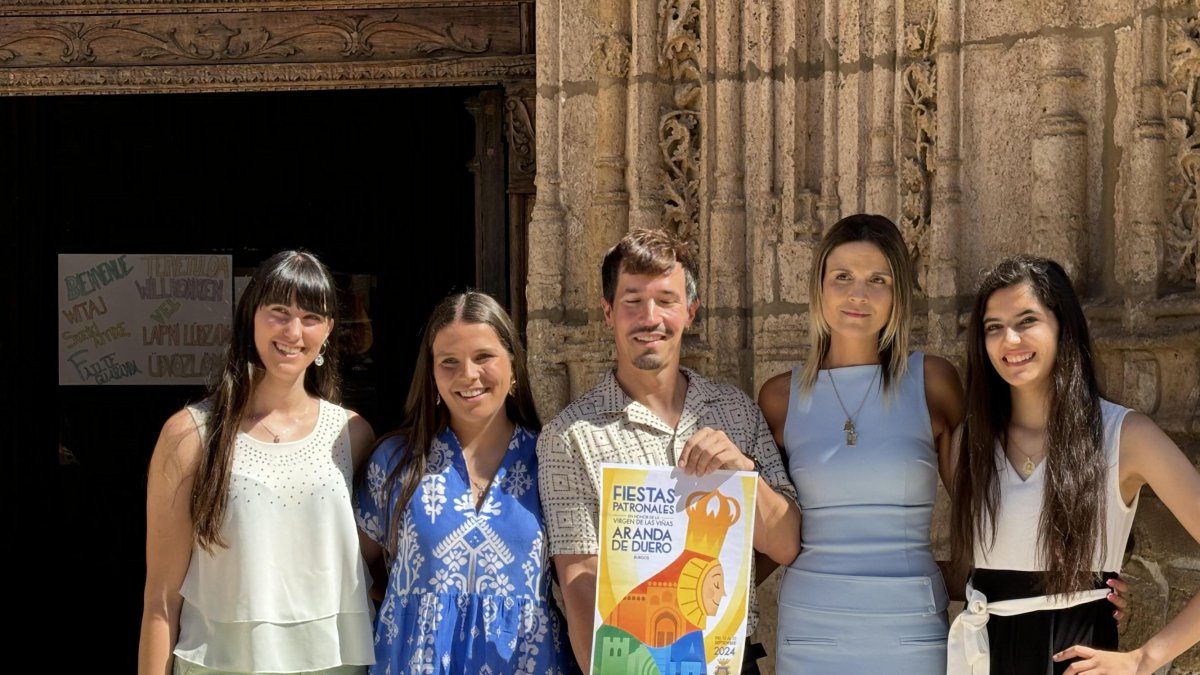 Las reinas y las damas con el autor del cartel anunciador de las Fiestas de Aranda 2024