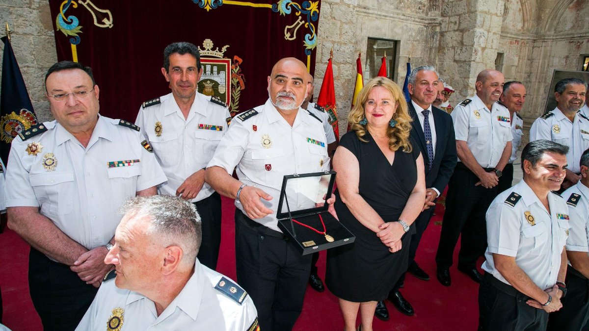 La Policía Nacional recibe la Medalla de Oro de la ciudad de Burgos.