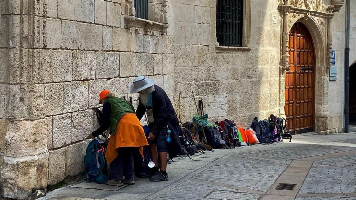 Peregrinos a las puertas del albergue municipal.