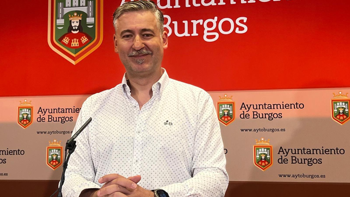 Julián Vesga (PSOE), durante su última comparecencia de prensa para hablar sobre los bonos del comercio.