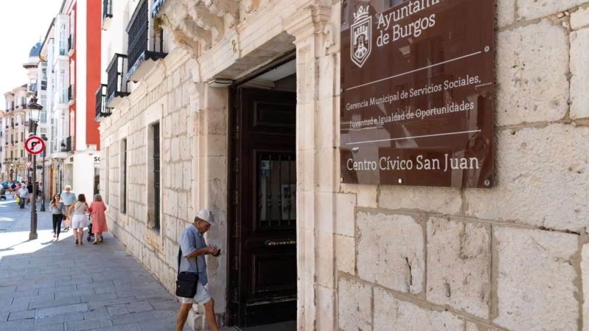 Puerta de entrada a la sede de la Gerencia de Servicios Sociales en la calle San Juan de Burgos.